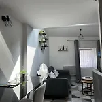 Duplex En Centre-ville Proche Du Puy-du-fouu شقة *